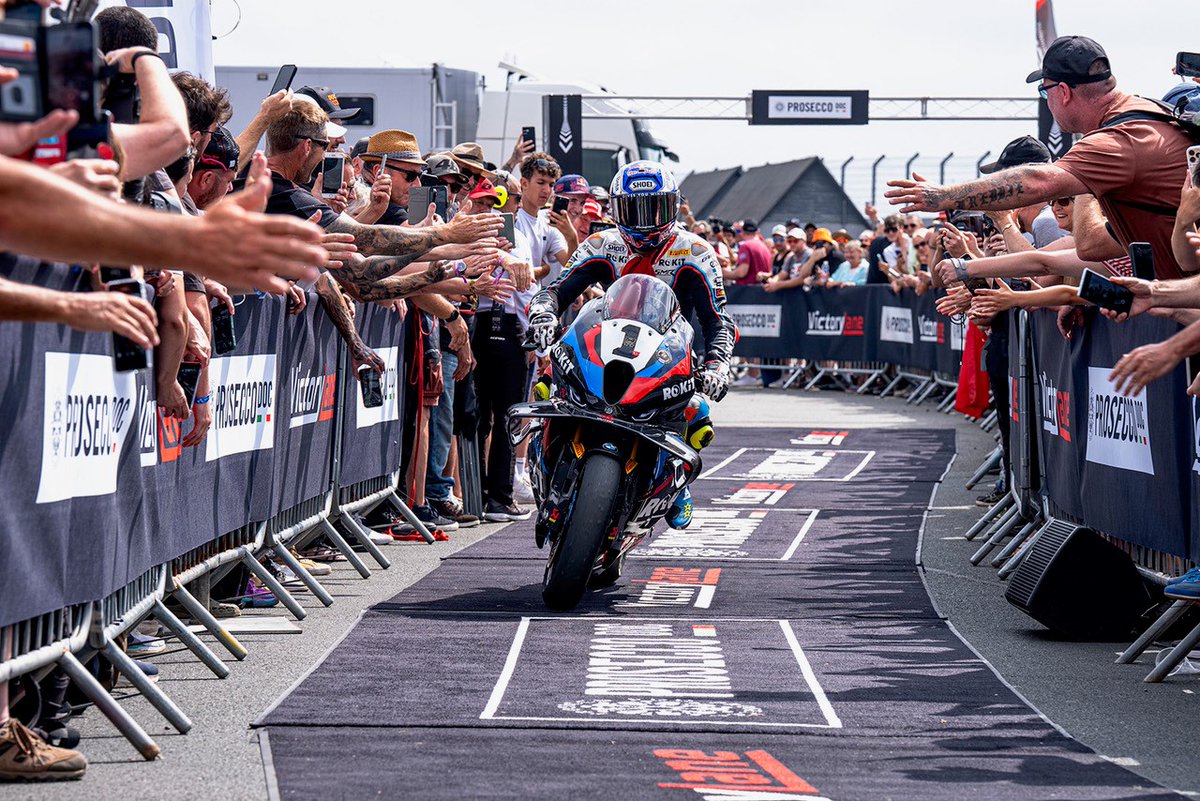 DoningtonParkUK's tweet image. Toprak Razgatlıoğlu, what else can you say? 👏
He's done it again. Three from three at Donington Park 🏁
🔗 donington-park.net/news/2025/jul/…
📸 Impact Images