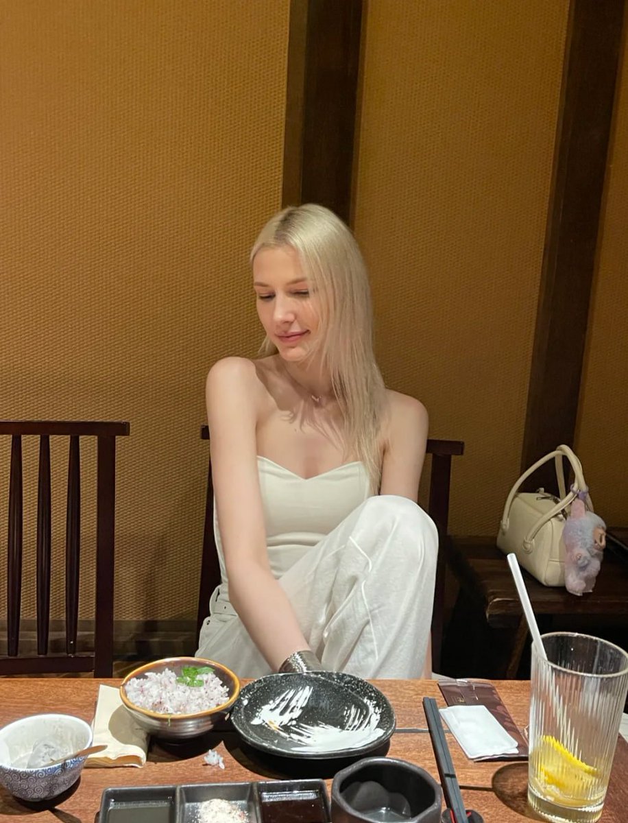wemeki_ling's tweet photo. Best and Happy moments ✨🌸
🤟
🤓
😅
😋
#Claire #model #outfit #cool #ifyoulikeit #todayisalittledifferent #happytime https://t.co/SYMOZRQkZr