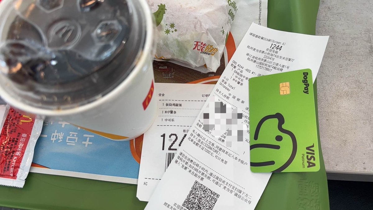 EdgeOfWeb3's tweet image. Have dinner at the airport and then head to Hong Kong