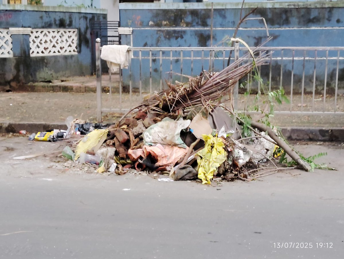 Debris at M M Pinge Chowk, Shivaji Park <a href="/mybmc/">माझी Mumbai, आपली BMC</a> <a href="/mybmcWardGN/">WARD GN BMC</a> <a href="/saveshivajipark/">ShivajiMaharajPark ALM</a> <a href="/mumbaimatterz/">मुंबई Matters™🇮🇳</a>