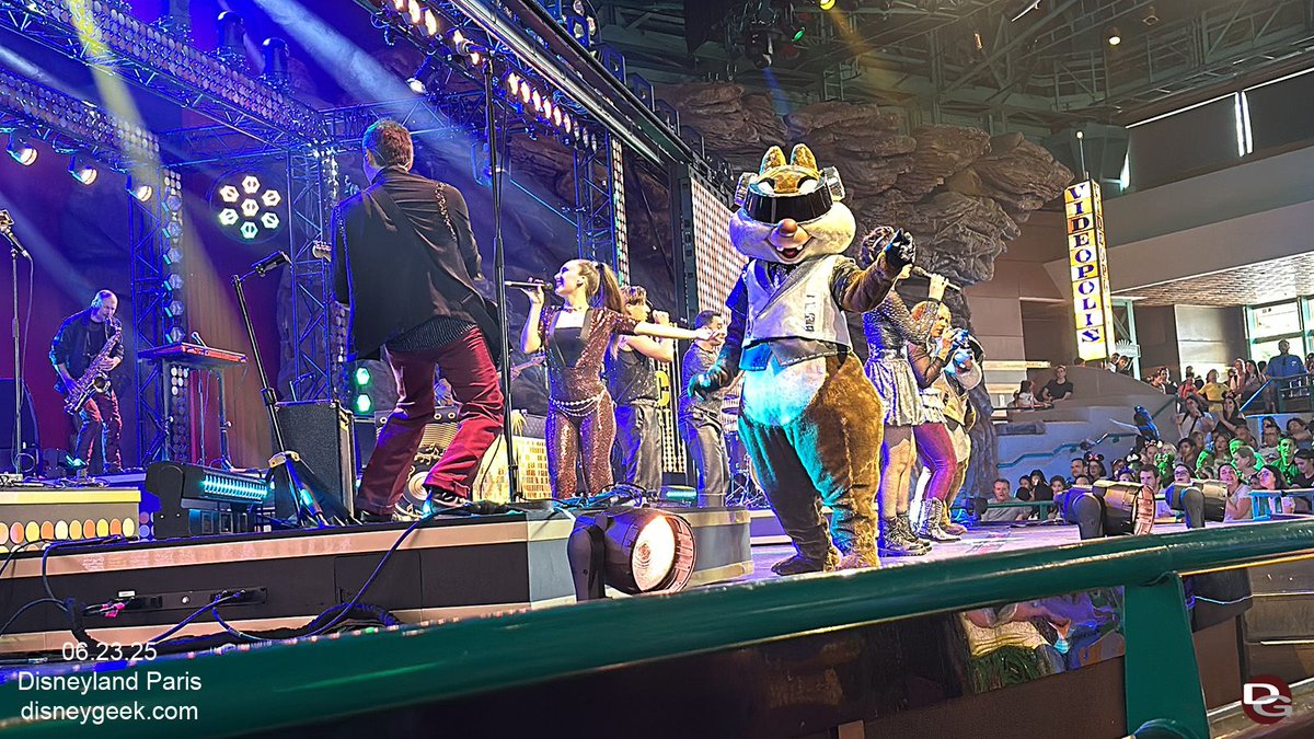 disneygeekcom's tweet photo. Yesterday @Daynah shared her pictures and videos from the Disney Music Hits Concert at #DisneylandParis 

https://t.co/ENOPtixNRY https://t.co/Rg0uAs1rMg