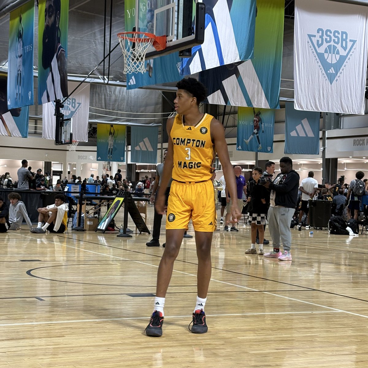 League_Him's tweet image. Great to get an updated look at Compton Magic’s Bruce Branch III in Rock Hill. The 16-year-old wing is tracking as the premier long-term prospect in HS basketball. So smooth, long, and skilled. Crisp movements. Sharp trajectory. 7-foot-1 wingspan.