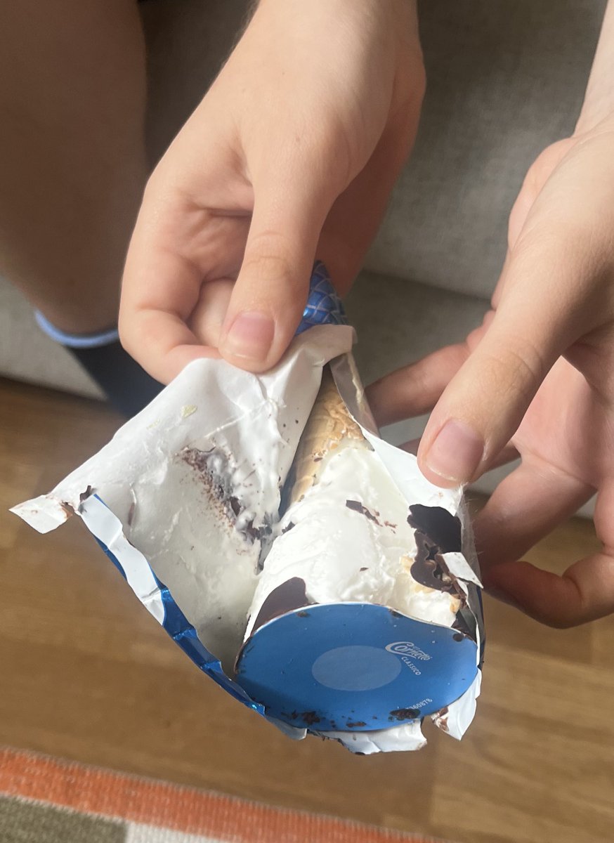 •Re• tweet media