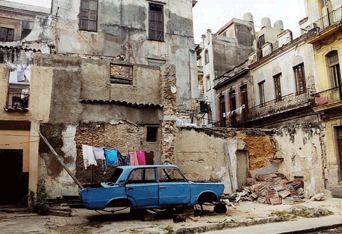 SusanaGautreau's tweet photo. #Cuba ruinosa, abandonada
Duele fuerte en el latir de los recuerdos
De quienes creimos entusiastas 
Pensando que la revolución seria progreso.
Esa Cuba que hoy agoniza carenciada
De mujeres hermosas y hombres sin sueños
Que jinetean la desgracia
Que patean la oscuridad y el desespero.
O morena caribeña que caigan tus cadenas
Las esposas que sin piedad te maniatan
 y que el Marti que vive tu alma 
Te regrese el esplendor digno de America! 
SG