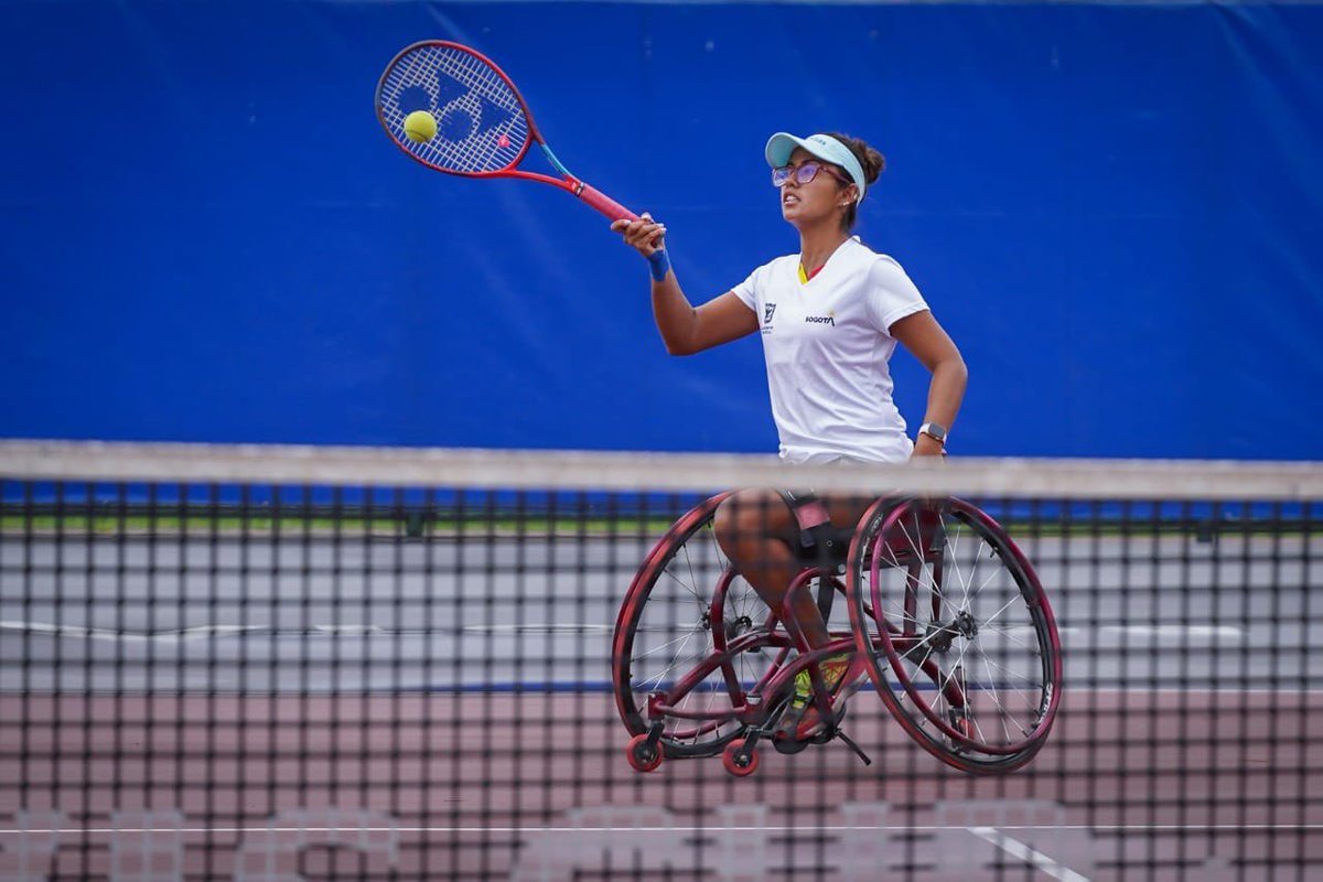 IDRD's tweet photo. La deportista del #EquipoBogotá, María Angélica Bernal, se quedó con el subtítulo del Grand Slam de Wimbledon de tenis en silla de ruedas en la modalidad de dobles femenino. 

Bernal, y su pareja de juego, la francesa Ksenia Chasteau, perdieron en la final ante la siembra 2, la dupla de las chinas Li Xiaohui y Wang Ziying, en dos sets con parciales 6-3 y 6-1 en 55 minutos de juego. ¡Felicitaciones a María Angélica, orgullo bogotano!

 📸 IDRD.