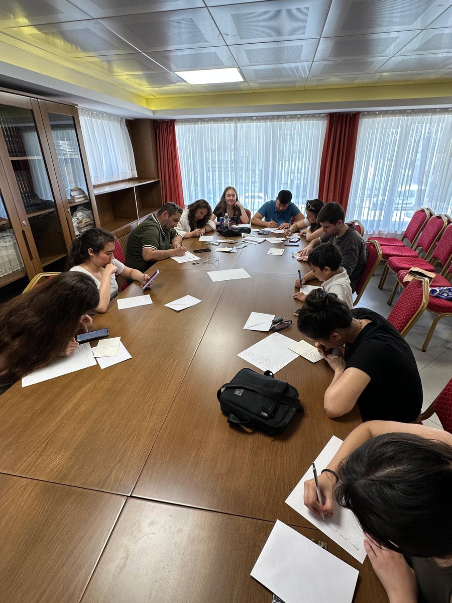 Kırım Türkleri Kültür ve Yardımlaşma Derneği Genel Merkezi Gençlik Kolu ile birlikte Rusya esaretindeki Kırım Tatar siyasi mahkumlara mektup ve kartpostal yazdık.

Allah yüreklerine kuvvet versin.