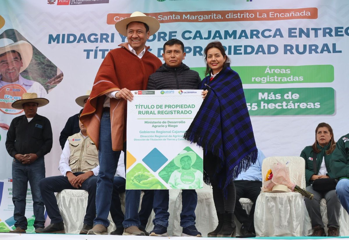 Taniaramirezga2's tweet photo. #EntregaDeTitulosDePropiedad
Luego de 3 años de gestión hemos hecho realidad el sueño anhelado de mis hermanos de Santa Margarita en La Encaña - Cajamarca. Hoy 326 familias son propietarios de sus tierras. Ahora nos toca concretar la gestión en Pampa La Culebra en Baños del Inca. https://t.co/PuG4MOakdd