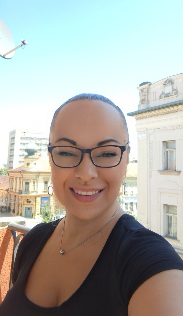 Kod oftamologa:
-Koje slovo pokazujem?
-Kome? 🤓😂