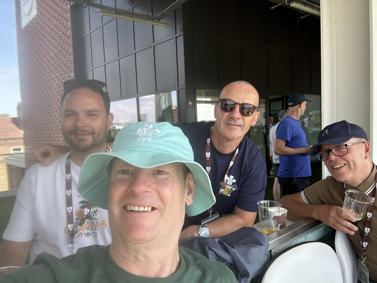 At the oval to watch the mighty <a href="/surreycricket/">Surrey Cricket</a> with <a href="/GreigSar1/">Greig Sarath 🏆🏆</a> <a href="/fenstnposh/">Kevin</a> <a href="/kosbosgood/">kosbosgood</a>
