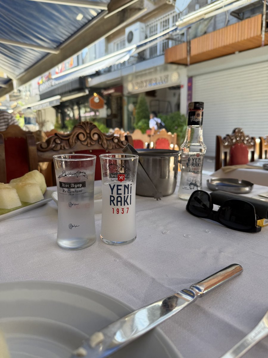 Kumkapıdayım rakı içiyorum. Ezan okunuyor. Bütün restoranlar müziği kapattı. Milletimizin kutsal değerlere saygısını sorgulayanlara kapak olsun!