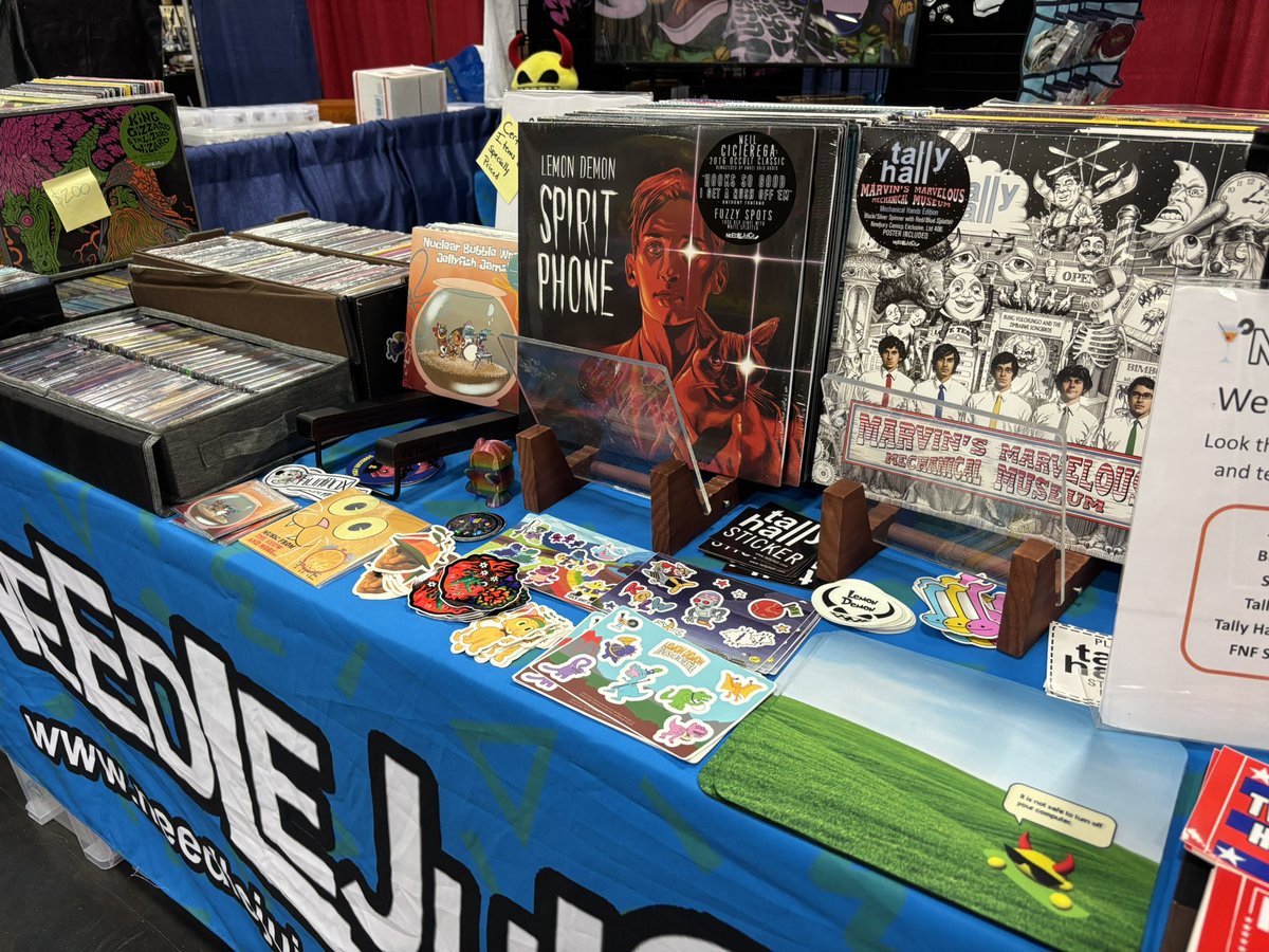 Today is the last day of Fan Boy Expo Knoxville! The vendor halls are open until 5pm so come get some music and meet the Lemon Demon in person! Before he escapes again 🍋😈