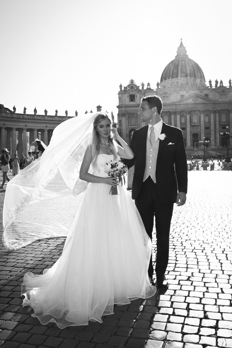 EvaVlaar's tweet image. One year ago today I got married to the most wonderful man in the world. Sweet husband of mine, you are the light of my life and the best father to our baby boy. I thank God for you everyday, @Fr_Gargallo. ❤