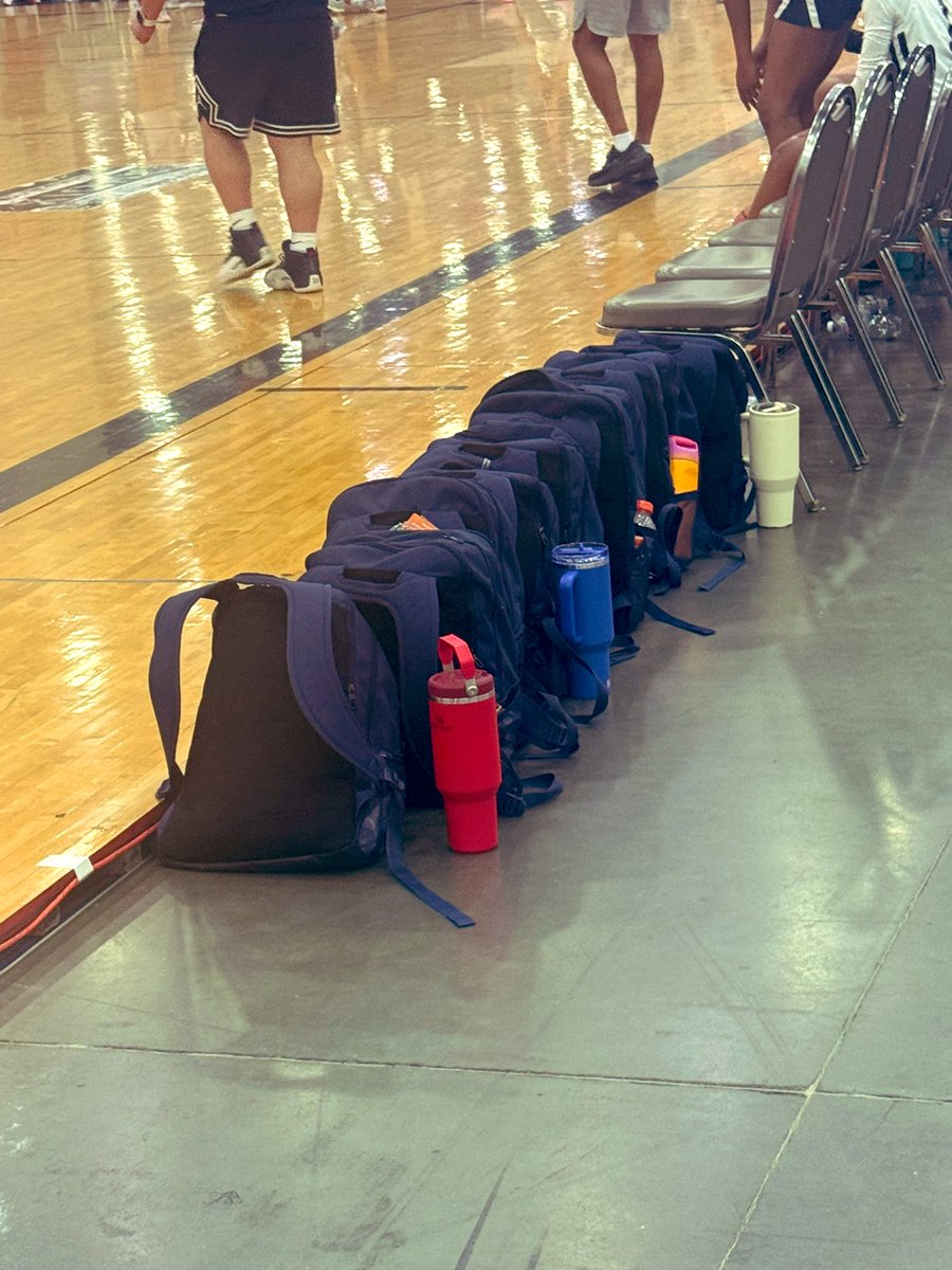 At the collegiate level, separation isn’t miles — it’s inches.

Everyone WAS a star. Everyone plays hard.

It’s the little things that separate you:

🗣️Are you early or just on time?
🗣️Are you locked in before practice or still scrolling?
🗣️Are your bags lined up or tossed in a