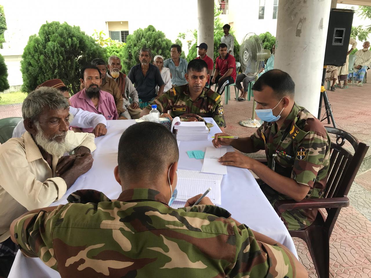 কালিহাতীতে বাংলাদেশ সেনাবাহিনীর বিনামূল্যে ‘ফ্রি মেডিকেল ক্যাম্প’ ও ঔষধ বিতরণ