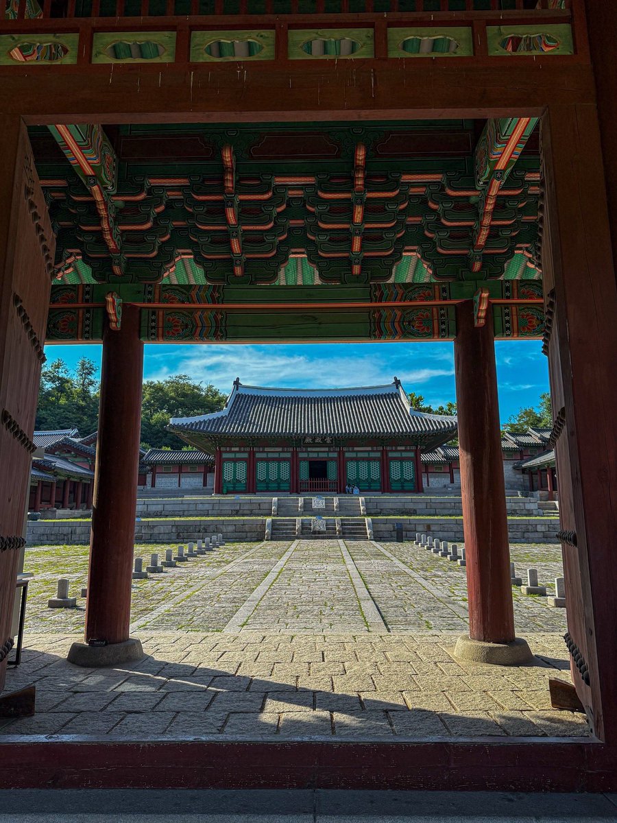 영화보러 씨네큐브에 갔다가 오랜만에 들른 경희궁. 반복된 훼손의 역사 속에서도 사라지지 않아 다행인 공간. 숭정전에 앉아 흥국생명, 씨티뱅크, 경향신문사로 이어지는 빌딩 능선을 보고 있으면 과거에서 현재를 바라보는 기분이 든다. #경희궁