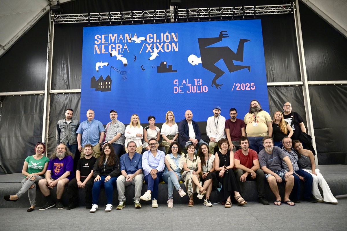 snegra's tweet image. 🎤 En palabras del director Miguel Barrero:
“Un equipo pequeño, ENORME.
Personas que solucionan, que se esfuerzan, que hacen posible este sueño.”