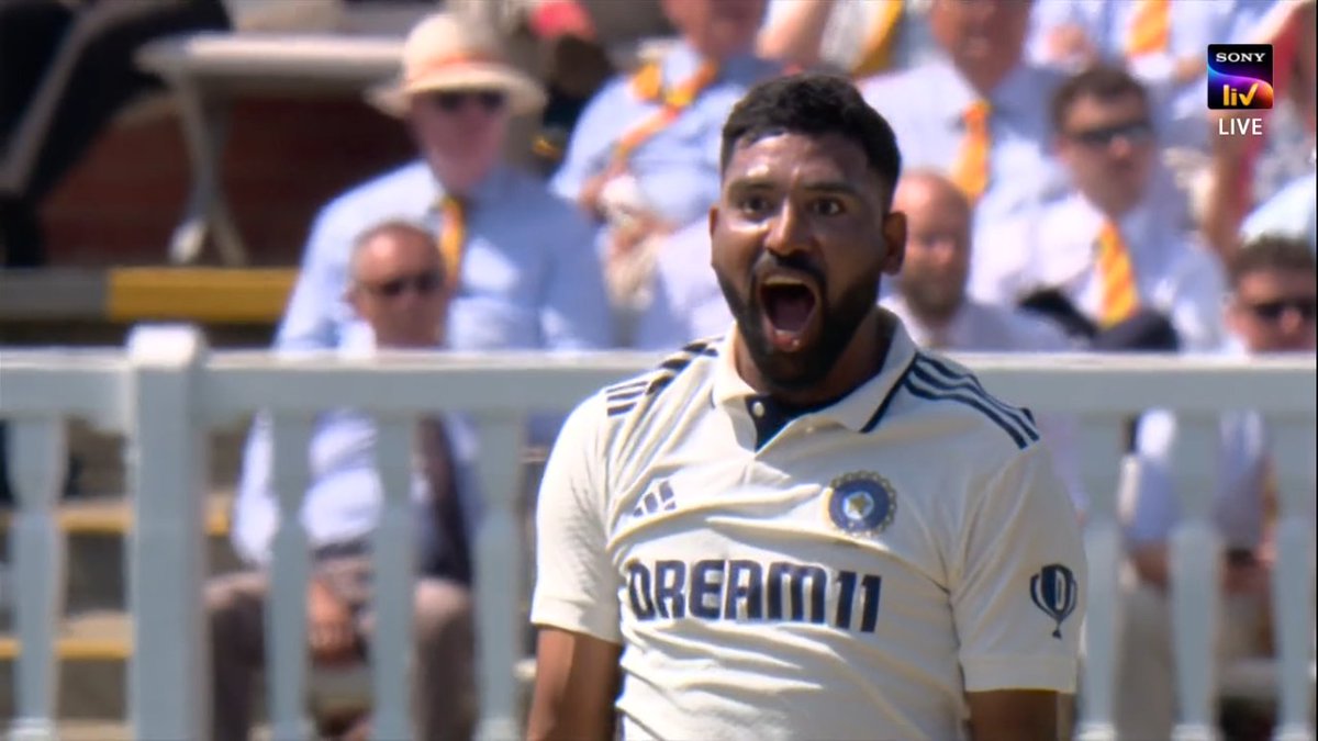 Hello <a href="/JioHotstar/">JioHotstar</a> why the sound from commentery box gets vanished when wickets were taken by bowlers? I was listening the iconic voice of Anil Kumble Sir and Sanjay Manjrekar Sir when Sundar took the wicket of Smith but unfortunately the sound of crowd disturbed.
#INDvsENG