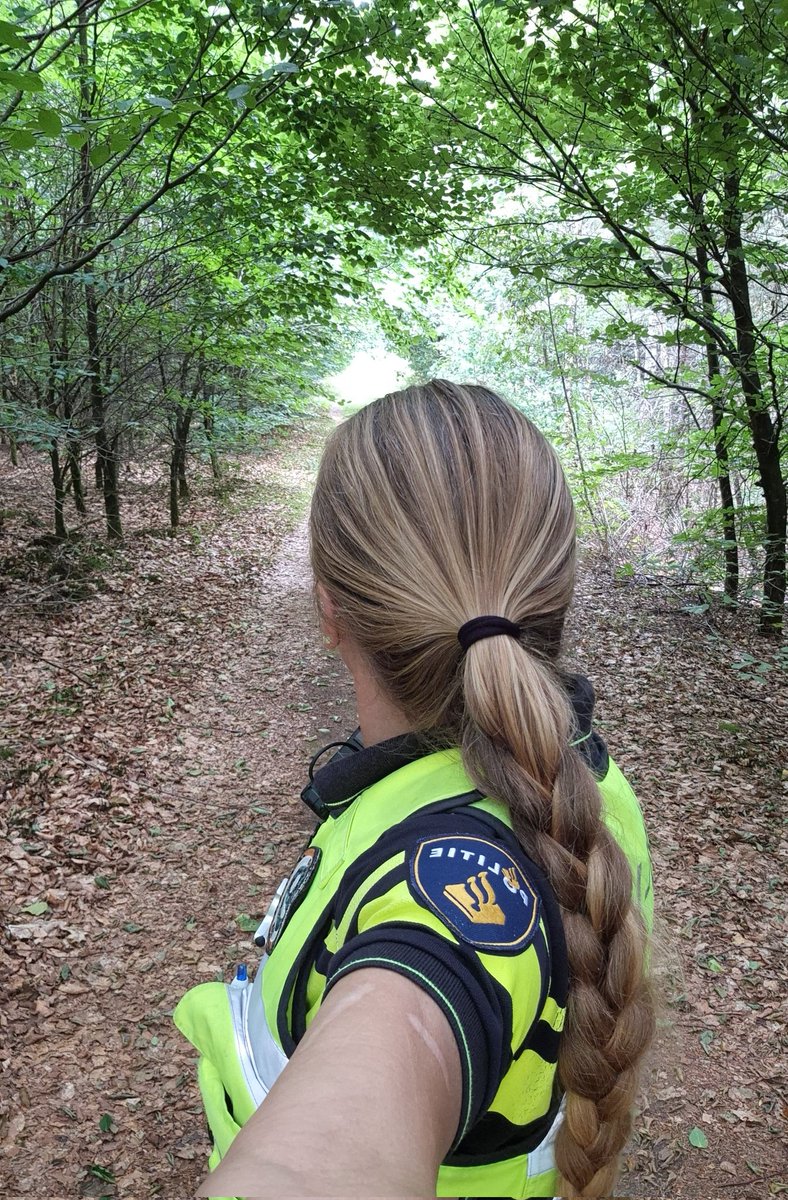 Op deze zondagmiddag 
Solo de paden op en lanen in 👮🏼‍♀️👋🏼 zien wat deze dienst brengt.
Net de eerste burenruzie al gesust 
 
Laten we een beetje vriendelijk zijn naar elkaar dan is alles veel eenvoudiger.

Heel fijne middag en avond gewenst 👋🏼
#politie #Deventer 
💙