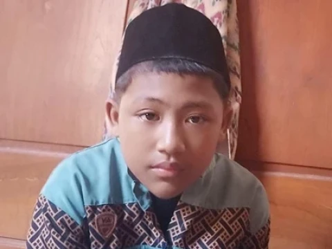 nu_online's tweet photo. Santri kecil dari Tuban dilaporkan hilang dan belum ditemukan, mengenakan kemeja lengan panjang abu-abu dengan variasi motif batik di dada. https://t.co/ooZPQi88BB https://t.co/u1vfoydYXU