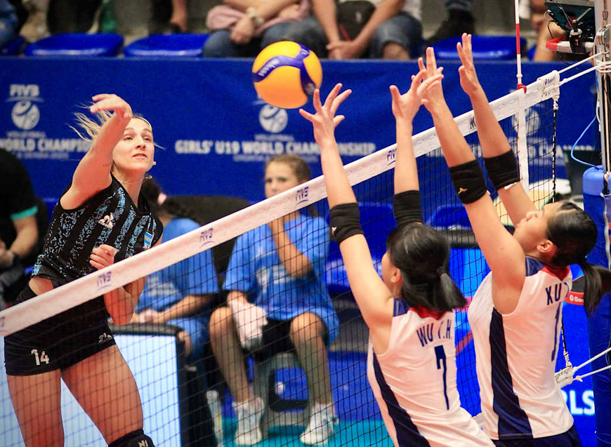 juegargentina's tweet image. #Voley 🏐 #Sub19 #Trstenik 📷FIVB :: 

Las #Panteritas U19 buscan cerrar el Mundial con otro triunfo 🐾 

:: Final 9° puesto :: 
13:15hs 🇦🇷 Argentina vs Croacia 🇭🇷 

💻Youtube 
👉En VIVO juegaargentina.com.ar/partidotv/2743…