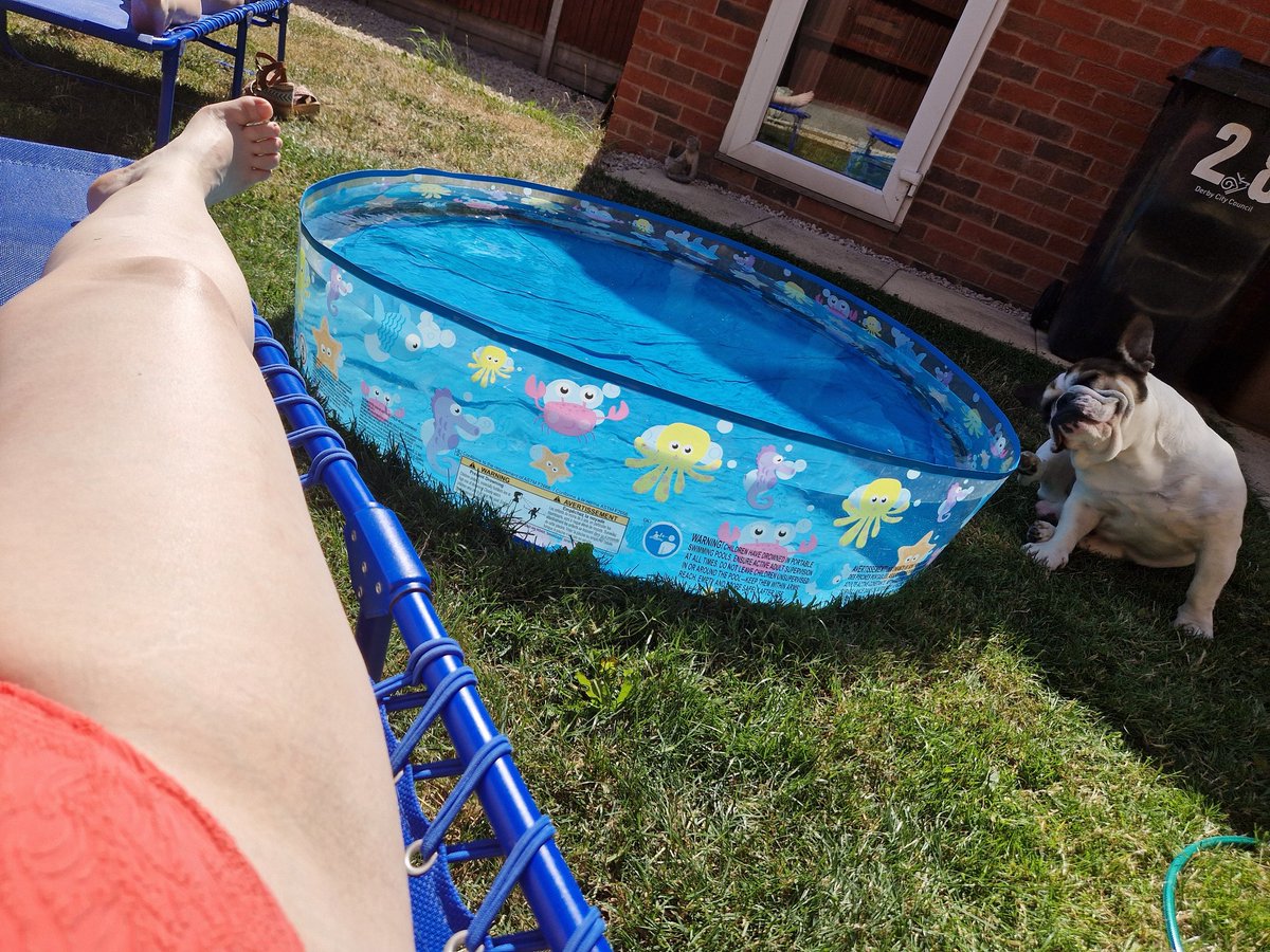 TheBowers78's tweet image. It's not quite ibiza but it'll do! No apologies for the pasty white leg 🤣