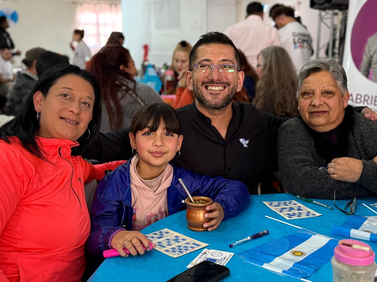 🎉 ¡Bingo Solidario en Maipú!
Más de 300 vecinos se sumaron para ayudar a la Asociación APOYO Familiar Mendoza.
Gracias <a href="/MichaelGim15057/">Michael Gimenez</a> por acompañarnos. 🙌
Cerramos la Semana Patria celebrando lo más valioso: nuestra comunidad.
#JuntoAVos 🇦🇷❤️