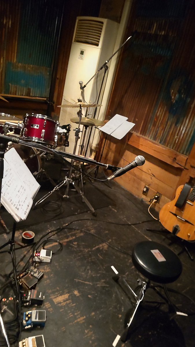 FF920's tweet image. 昨日、三ヶ田とくにおライブ@いわきバロウズ、大変有難う御座いました!
暖かく観て頂き、拍手もたくさん頂いて。お陰様でいち感じで演奏出来ました!
M.J.Qすごかった。。
見終わった後の、爽快な焼け野原感たるや。
打ち上げでも色々と砕けた雰囲気で楽しく飲めて最高の1日でした♥