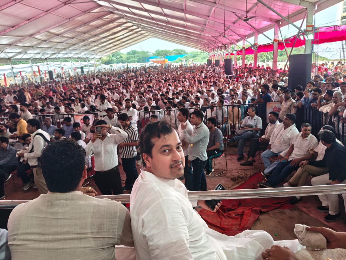 आज अनंगपुर में आयोजित महापंचायत में शामिल हुआ और अपना पूर्ण समर्थन दिया।

भाजपा सरकार की नीति, रीति देश की संपत्ति को बेचने और बड़े उद्योपतियों को देने की बन गयी है। अब बीजेपी सरकार की नजर अरावली इलाके पर है। 

सरकार ने सुप्रीम कोर्ट में ठीक से पैरवी नहीं की इसलिये उसकी नीयत पर