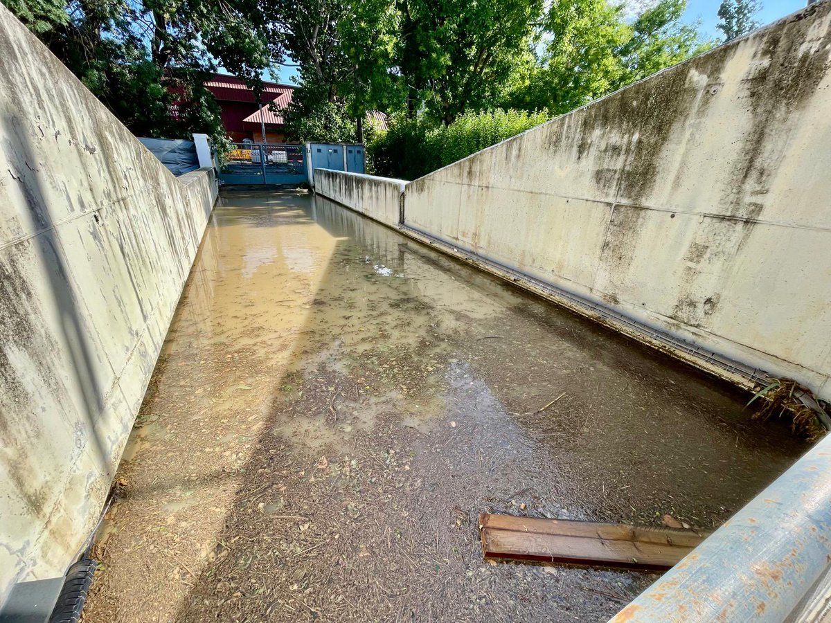 VilafrancaAj's tweet image. ℹ️ Resum de la situació a la Zona Esportiva després dels aiguats d’ahir:
👉🏽Complex Aquàtic: s’ha bombejat l’aigua (uns 4.800 m3) del soterrani on hi ha totes les instal.lacions. En breu es podrà informar de l’abast temporal de les afectacions. L’equipament resta tancat.👇🏽