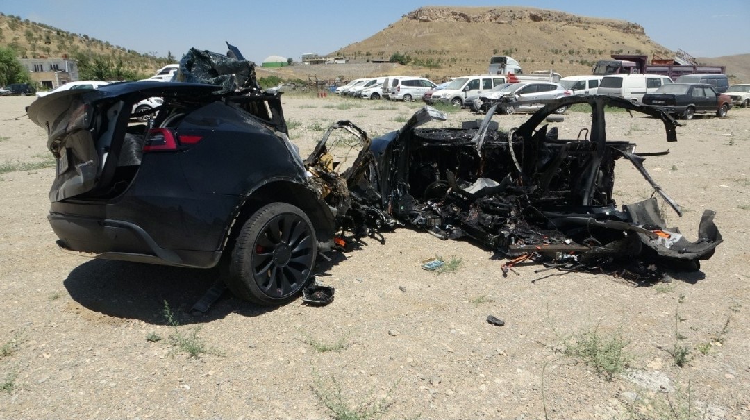 debuffer2's tweet photo. Direğe çarpan Tesla ikiye ayrılmış, araçta bulunan 2 kişi ölmüş.
Aynı kazada Togg ikiye bölünse, iki kişi ölse şu an tüm Türkiye bunu konuşurdu. Ne dinimiz kalırdı küfür edilmeyen, ne beynimiz ne ırkımız.
Bu kadar yavşaklık insanı yoruyor usta. https://t.co/xhFCCe1T6T