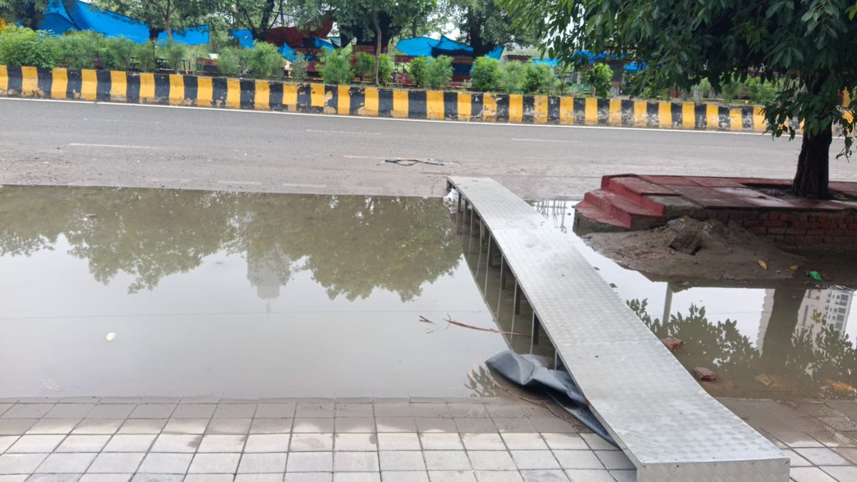 sunilnain0's tweet photo. Situation as on date at our gate @CeoNoida @noida_authority @TOINoida @HTNoidaGzb @indiatvnews https://t.co/2c46z6hoCK