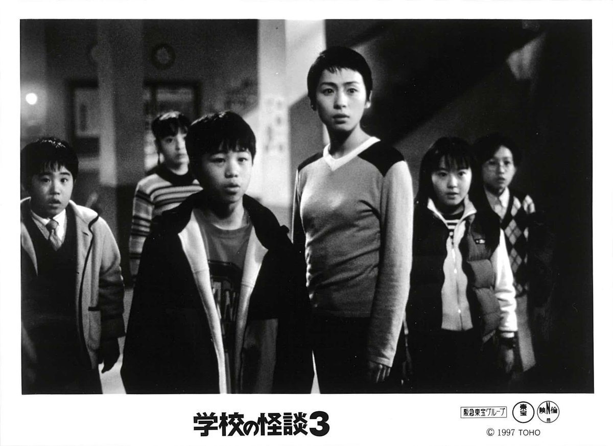 Td36yGZGIFTDNnG's tweet image. 「3番めが1番こわい」
『学校の怪談3』のBlu-rayは7月16日リリース。鏡の世界に引きずり込まれた子どもたちは、無事に元の世界に戻れるのでしょうか?
特報、予告篇、TVスポット、『学校の怪談3』メイキング、『学校の怪談』のクリーチャーたち:SFX解説など、約44分の映像特典を収録しています。