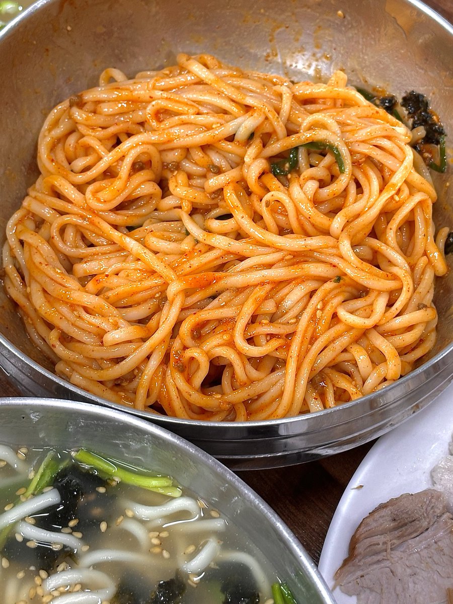 chimgoim's tweet image. 📍대전 대선칼국수 본점
여기는 저의 또간집.. ( ⁼̴̀ .̫ ⁼̴́ )✧
다 맛있는데 수육이랑 냉비빔국수가 진짜 미쳤어요 수육 완전 탱글쫄깃.. 냉비빔국수는 한입하자마자 입안에 참기름 향 확 퍼지면서 꼬순내랑 감칠맛 장난아님 기본 칼국수도 국물이 살짝 걸쭉하면서 찐해가지고 속 풀리는 맛이에유