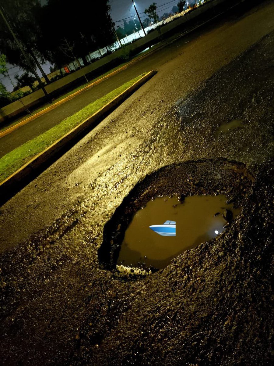 RupiReportero_'s tweet image. 😒 ¿Hasta cuándo con este rally urbano? 

Mucho cuidado si tomas la lateral de la Recta, pasando Calzada Zavaleta rumbo a Cholula…

Está llena de baches rompe llantas
🛞🕳️ #Puebla #Baches