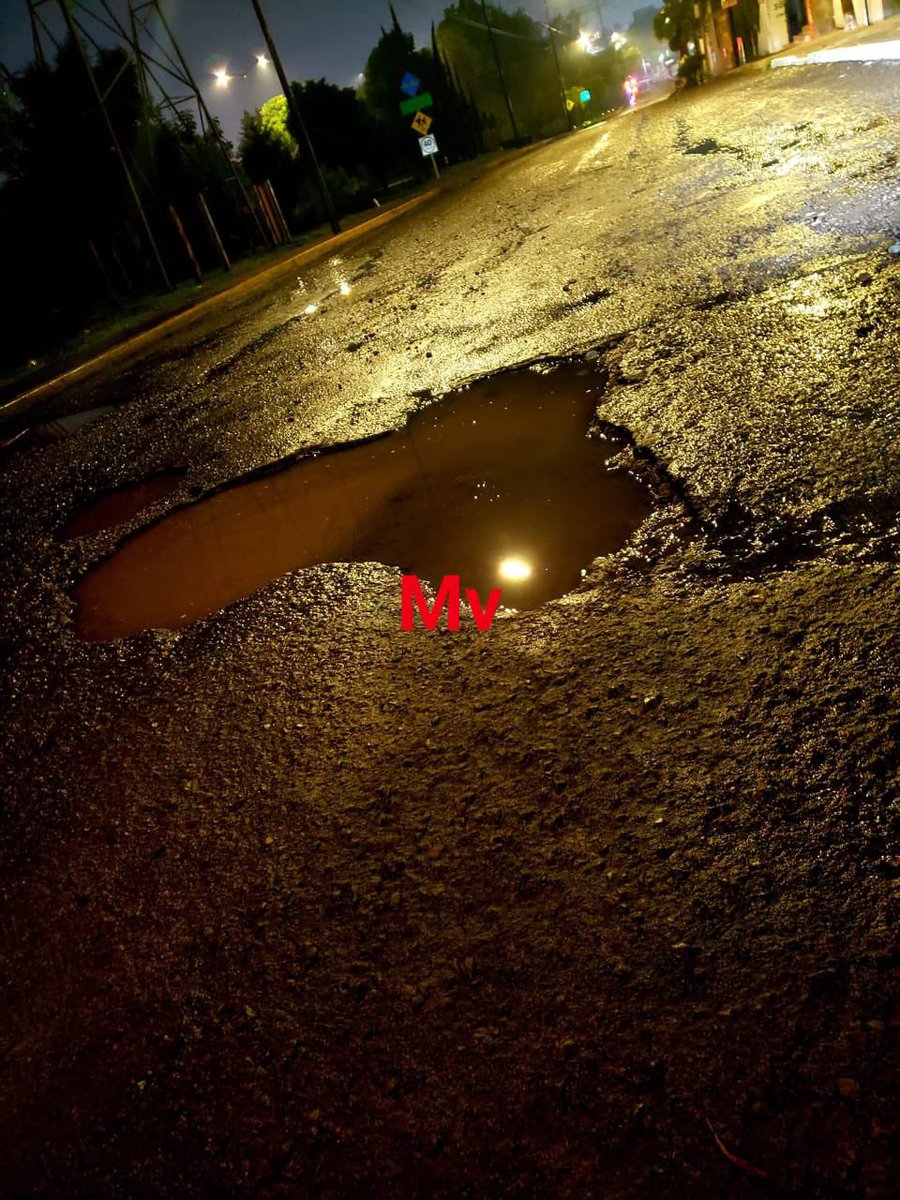 RupiReportero_'s tweet image. 😒 ¿Hasta cuándo con este rally urbano? 

Mucho cuidado si tomas la lateral de la Recta, pasando Calzada Zavaleta rumbo a Cholula…

Está llena de baches rompe llantas
🛞🕳️ #Puebla #Baches