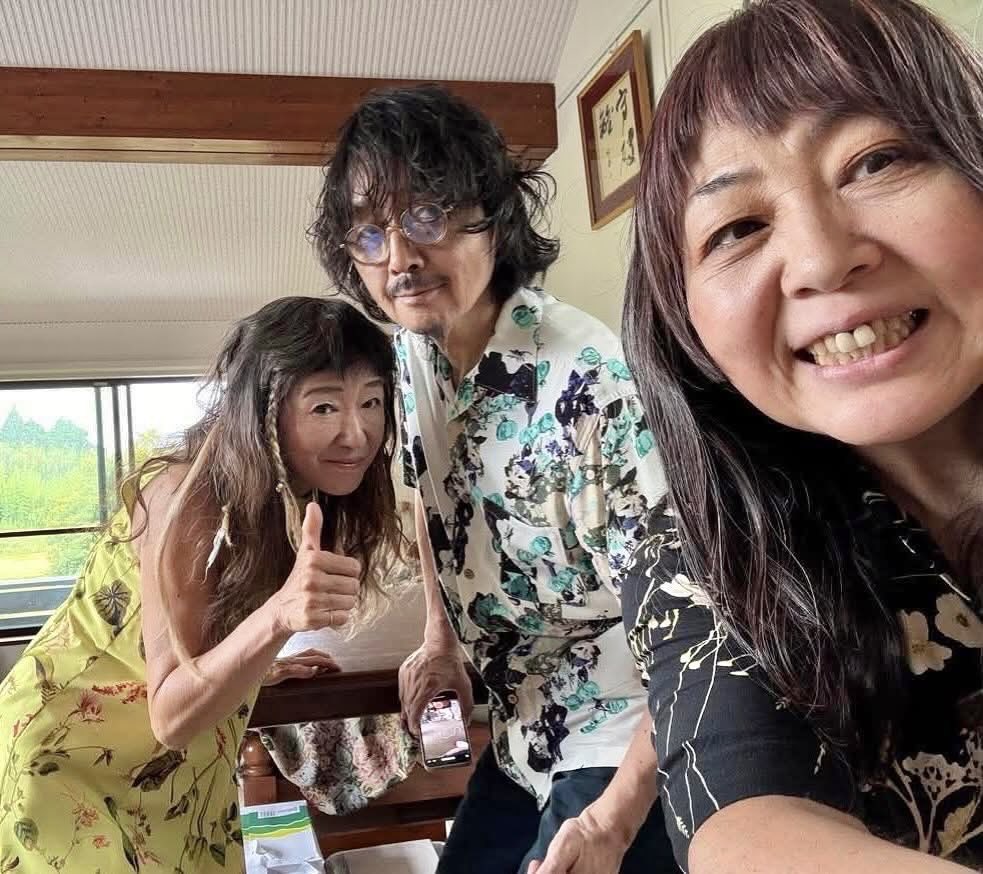 fenderjb78's tweet image. 昨日の「秘密の場所」ライブ(笑)で
種ともこ『Restart Journey 2025』ツアー無事終了。
このトリオはホントに組み合わせの妙。
ステージ上にいろんな風が吹いてました!次が楽しみになるってのは幸せなこと。
種さん完全復活!
唯一無二な曲を作れるアーティストが帰って来た。新曲も最高!!!
