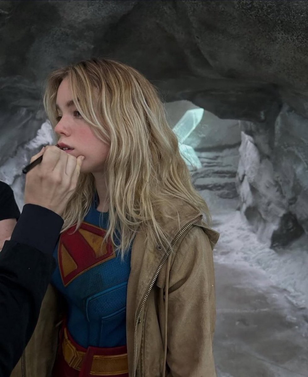 i wanna get saved by hawkgirl and supergirl