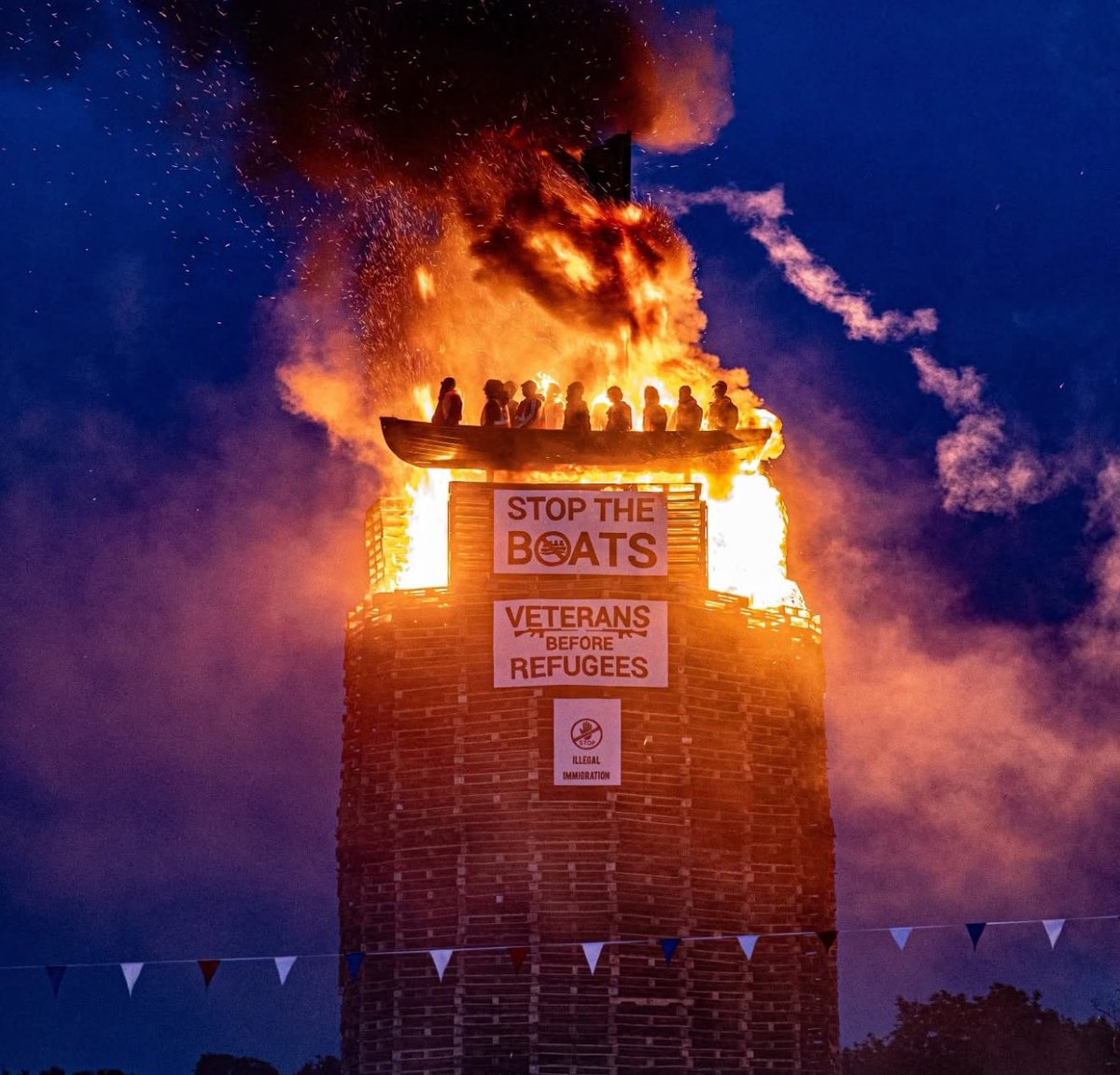 hewitson10's tweet image. You gotta wonder where the United Kingdom will be in 5 years
Moygashel bonfire, Co. Tyrone, Northern Ireland 👇
Imagine being that brainwashed by the Nigel Farage reform groupies that you spend such a vast amount of time making this hate crime 🤦♀️
Tragic really