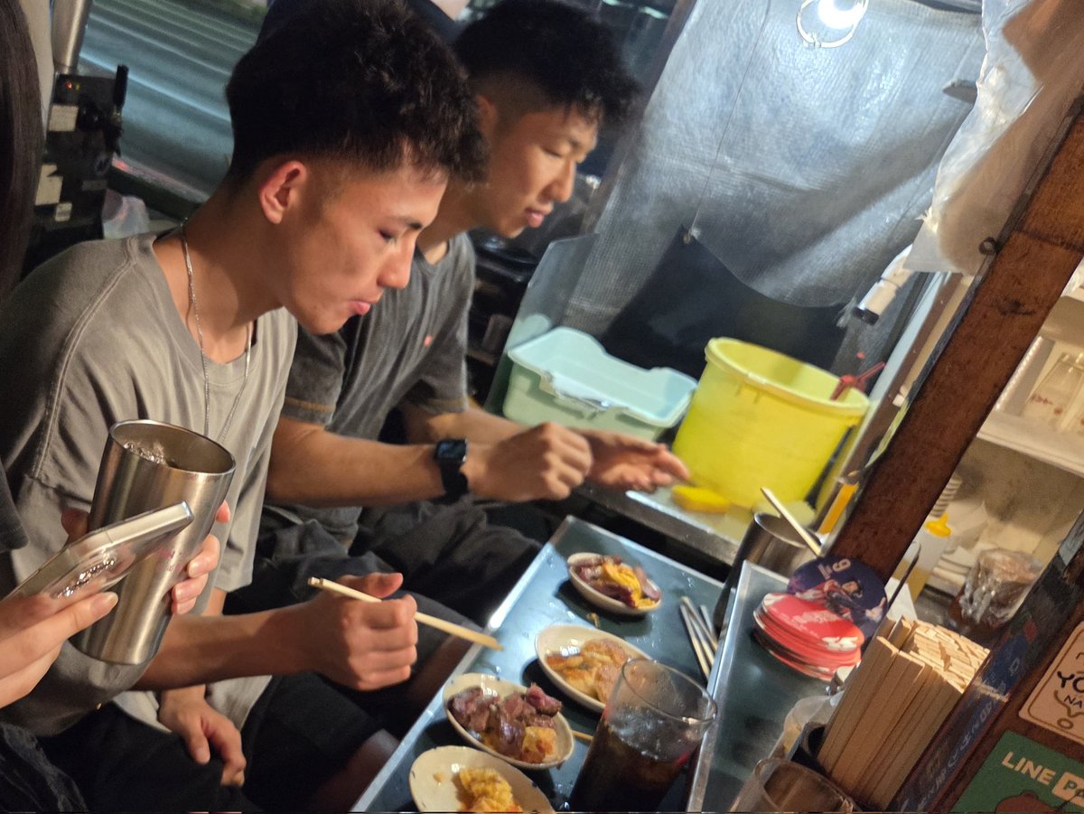 K1GYM_OMIYA's tweet photo. 試合後、天神の屋台で佑哉のささやかな祝勝会を行いました。
あらためておめでとう！
そしてお疲れ様でした！
また次も勝とう！ https://t.co/NcExskwFBo
