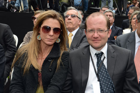 aqmoncaleanowtr's tweet photo. Hay que recordarle a @DanielSamperO que su esposa [Claudia García Jaramillo] ha tenido contratos por 927 millones de peso en el 2017 por el gno Santos. 

¿Eso la hace bodeguera? ¿solo uds tienen derecho a contratar con el Estado? 

RT y like

 #TablaDePetripuntos  #FelizDomingo https://t.co/Ei6T6ApqpD