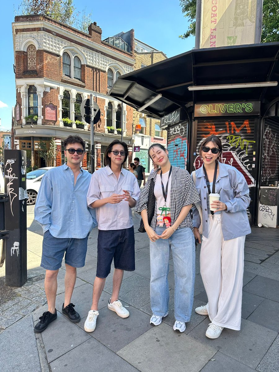 เพิ่งสังเกตว่าใส่เสื้อคุมโทนเหมือนนัดกันมา 555555555 😂