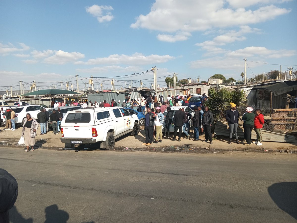 MaleselaMa72221's tweet image. An armed gang shot and killed a patron at the Organic Market tavern near Alexandra on Saturday night. Another person was injured during the robbery. The suspects stormed the area, demanding cash and valuables before opening fire. Police have launched a manhunt.