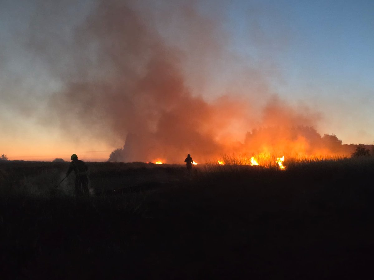 StaffsRCT's tweet image. As the sun started to rise this morning #Team3RCT were still on the roads of #Stoke-On-Trent patrolling when we spotted flames in a local field. 🔥 

Large fire located and guided @StaffsFire in to do their thing and start to tackle the blaze 👍