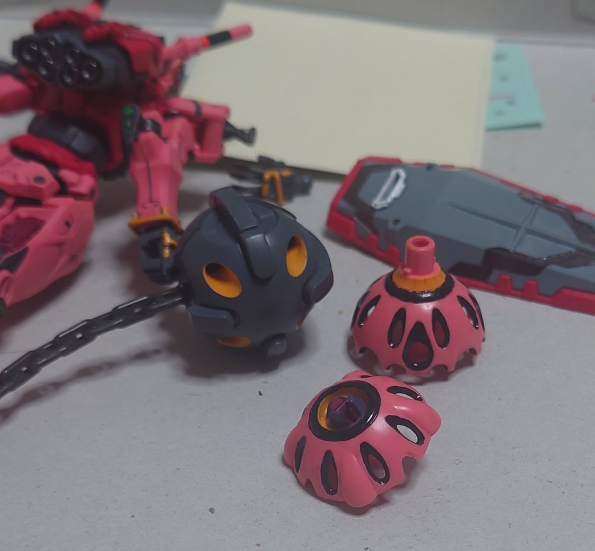 Hispeedikeda's tweet image. 赤いガンダム本体はまぁ…
問題のビットの黒いところと黄色いところの塗り分けがきっつい…ハンマーの黄色もきつかったけどビットの砲身の付け根がグレーなのもキツい…
#ガンプラ好きとつながりたい