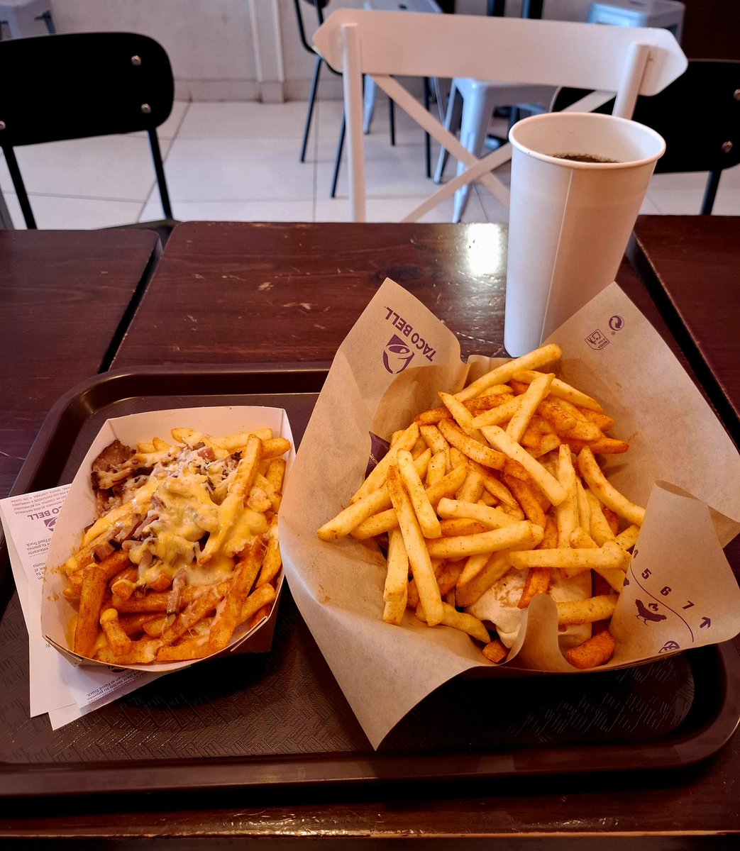 мені будь ласка картопельку під картопляним соусом та картопляні діпи з картопелькою фрі 🥰