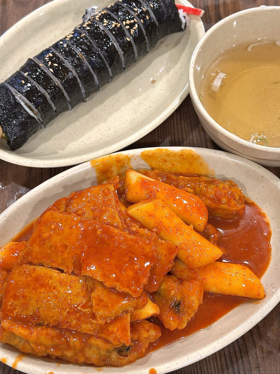 chimgoim's tweet image. 📍대전 바로그집 본점
여기는 진짜 또또또또간집.. ദ്ദി ˉ͈̀꒳ˉ͈́ )✧
소스가 특이하다보니까 호불호가 꽤 갈리는것 같은데 저한테는 완전 호여서 대전 갈때마다 꼭 들릅니다!! 모듬떡볶이에 김말이 추가해서 먹었고 소스에 푹 절여진 흐물렁한 김말이가 너무너무 마싯어요..