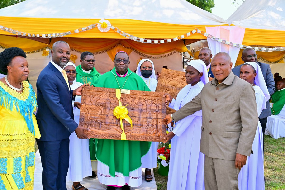 KabbyangaB's tweet image. Today, We hosted the Deputy Speaker of Parliament, Rt. Hon. @Thomas_Tayebwa who was delegated by Pres. @KagutaMuseveni at a fundraising event for our Catholic Diocese of Kasese. Many thanks to all our people that turned up to build the God's church!