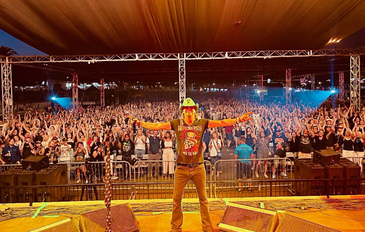 bretmichaels's tweet image. #AboutLastNight @CAStateFair This picture says it all - I can't stop smiling, it was nothing but a good vibe in Northern California 🤘