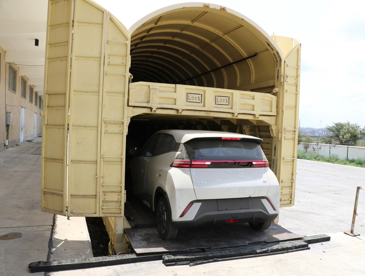 TakeleUma's tweet image. Good News for Vehicle Importers! 

The  Roll-in/Roll-out (RoRo) train service for vehicle transportation is now fully operational at Modjo Dry Port. Highly Reliable,Timely Deliveries, 
Cost-Effective Solutions. 
Experience frontier Logistics at Mojo dry port with EDR .