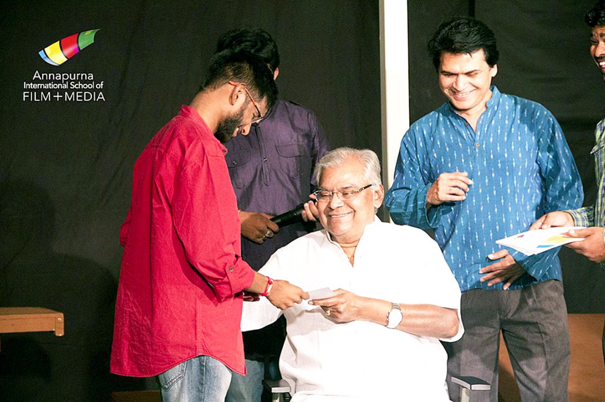 2016లో నటనలో శిక్షణ పూర్తి అయ్యాక ధృవీకరణపత్రం ఆయన చేతుల మీదుగా అందుకున్నాను #KotaSrinivasaRao #OmShanti #KotaSrinivasRao #acting #ENGvIND #KotaSrinivasan <a href="/AnnapurnaStdios/">Annapurna Studios</a> <a href="/acfmofficial/">Annapurna College of Film and Media</a>